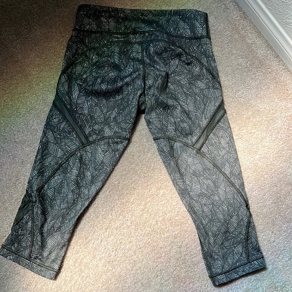 Lululemon capris tights. Size 4. RARE - Picture 3 of 6